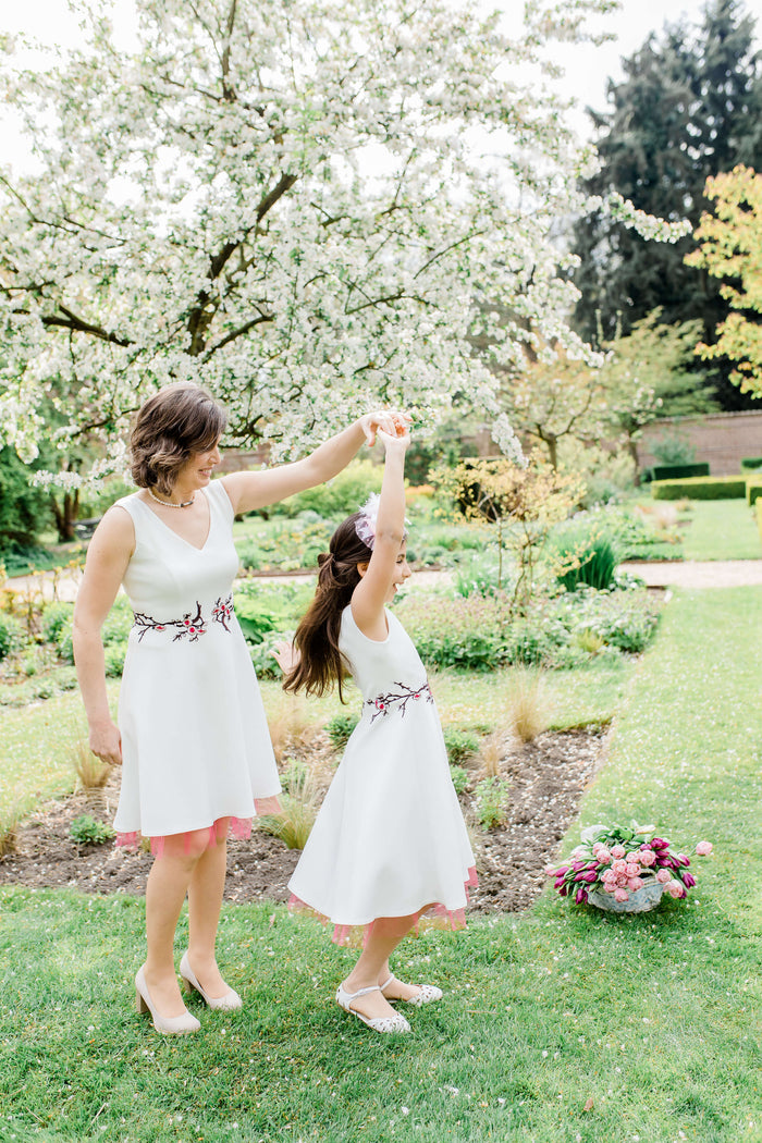 matching mother daughter dresses - twinning jurken- moeder dochter outfits Mommy & Me - Cherry blossom dress - wit